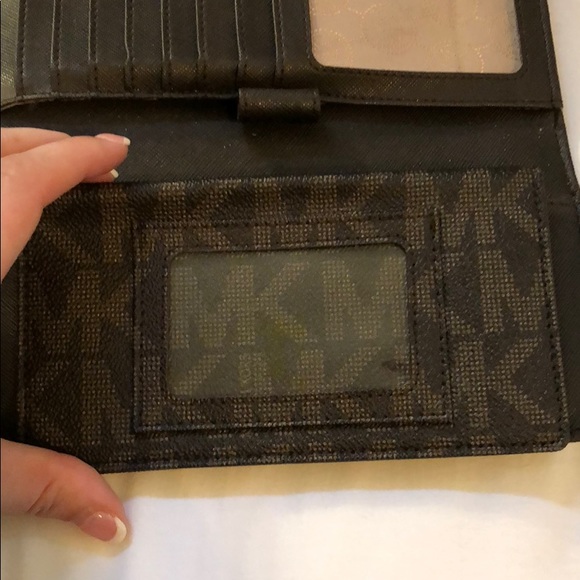 COPY - Michael Kors Large Trifold Wallet ⭐️MUST GO⭐️ - Picture 5 of 8